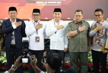 Pj Gubernur Banten, Ucok Abdul Rouf Damenta bersama Gubernur dan Wakil Gubernur Banten terpilih. Foto: Biro Adpim Banten