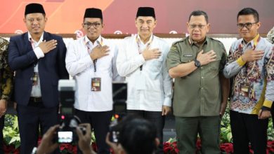 Pj Gubernur Banten, Ucok Abdul Rouf Damenta bersama Gubernur dan Wakil Gubernur Banten terpilih. Foto: Biro Adpim Banten