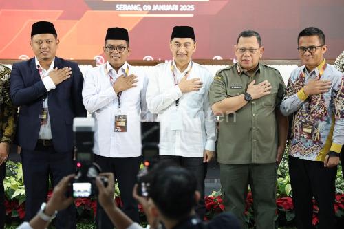 Pj Gubernur Banten, Ucok Abdul Rouf Damenta bersama Gubernur dan Wakil Gubernur Banten terpilih. Foto: Biro Adpim Banten