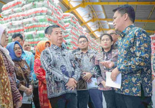 Pj Gubernur Jakarta, Teguh Setyabudi cek pangan. Foto: Diskominfotik Jakarta