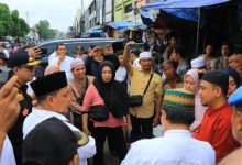 Pj Walikota Tangerang Nurdin kunjungi pedagang Pasar Anyar. Foto: Diskominftik Kota Tangerang