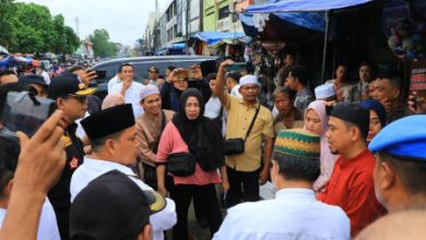 Pj Walikota Tangerang Nurdin kunjungi pedagang Pasar Anyar. Foto: Diskominftik Kota Tangerang