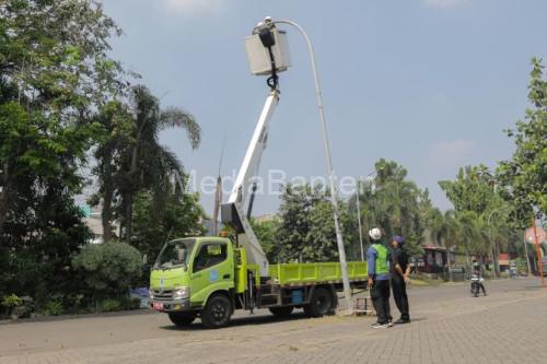 Pembangunan PJU di Kota Tangerang Selatan. Foto Antara