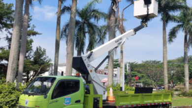 Pemasangan PJU di salah satu lokasi di jalan lingkunga Kota Tangerang Selatan. Foto: Dikominfotik Kota Tangsel