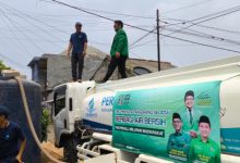 Penyaluran air bersih dari PKB Tangsel dan Relawan Rano Alfath. Foto Aden Hasanudin