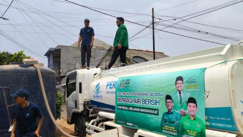 Penyaluran air bersih dari PKB Tangsel dan Relawan Rano Alfath. Foto Aden Hasanudin