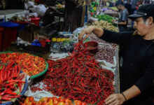 Pedagang Kaki LIma atau PKL di Pasar Narimbang, Rangkasbitung. Foto: Antara