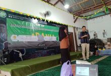 Pengabdian masyarakat dan bakti sosial Prodi Kewirausahaan UWM. Foto: Humas UWM