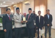 Direktur PKMUI, Prof KH Ahmad Tib Raya berkunjung ke Dubes RI di Kairo, Mesir. Foto M Aras Prabowo