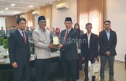 Direktur PKMUI, Prof KH Ahmad Tib Raya berkunjung ke Dubes RI di Kairo, Mesir. Foto M Aras Prabowo