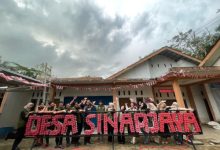 Plang Desa Sinarjaya terbuat dari sampah plastik karya mahasiswa KKN Unma Banten. Foto: Eko Supriatno