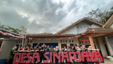 Plang Desa Sinarjaya terbuat dari sampah plastik karya mahasiswa KKN Unma Banten. Foto: Eko Supriatno