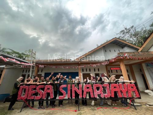 Plang Desa Sinarjaya terbuat dari sampah plastik karya mahasiswa KKN Unma Banten. Foto: Eko Supriatno