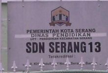 Plang SDN 13 Kota Serang. Foto: Tuntas Media