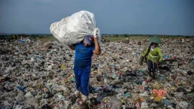 Sampah plastik jadi sebuah dilema. Di satu sisi bermanfaat, di satu sisi ternyata menghancurkan lingkungan secara drastisk. Foto: Isimewa