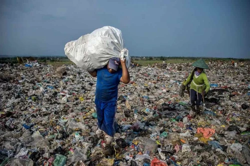 Sampah plastik jadi sebuah dilema. Di satu sisi bermanfaat, di satu sisi ternyata menghancurkan lingkungan secara drastisk. Foto: Isimewa