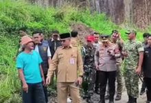 Plt Sekda Kota Cilegon, Ahmad Aziz Setia Ade Putra dan Kapolres Cilegon, AKBP Martua Raja Taripar Silitonga sidak ke lokasi tambang. Foto Daeng Yusvin