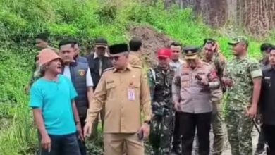 Plt Sekda Kota Cilegon, Ahmad Aziz Setia Ade Putra dan Kapolres Cilegon, AKBP Martua Raja Taripar Silitonga sidak ke lokasi tambang. Foto Daeng Yusvin