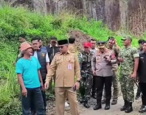 Plt Sekda Kota Cilegon, Ahmad Aziz Setia Ade Putra dan Kapolres Cilegon, AKBP Martua Raja Taripar Silitonga sidak ke lokasi tambang. Foto Daeng Yusvin