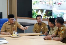 Plt Sekda Kota Cilegon, Ahmad Aziz Ade Putra memimpin rapat soal banjir. foto Daeng Yusvin