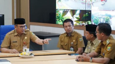 Plt Sekda Kota Cilegon, Ahmad Aziz Ade Putra memimpin rapat soal banjir. foto Daeng Yusvin