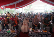 Jemaah yang baru puang naik haji disambut Walikota Serang, Syafrudin. Foto: Aden Hasanudin