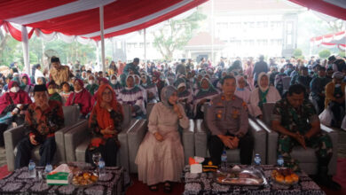 Jemaah yang baru puang naik haji disambut Walikota Serang, Syafrudin. Foto: Aden Hasanudin