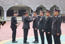 283 personel Polda Banten meerima tanda kehormatan satyalencana pengabdian. Foto Antara