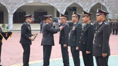283 personel Polda Banten meerima tanda kehormatan satyalencana pengabdian. Foto Antara