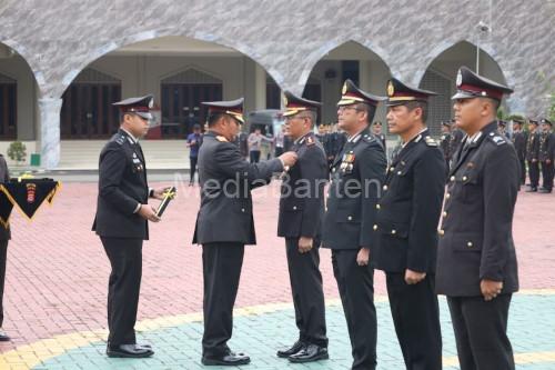 283 personel Polda Banten meerima tanda kehormatan satyalencana pengabdian. Foto Antara