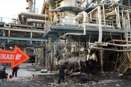 Polda Banten melakukan pengumpulan barang bukti kasus ledakan pabrik kimia MCCI di Gerem. Foto Daeng Yusvin