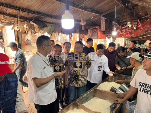 Bareskrim dan Polda Banten melakukan pemantau stabilitas harga beras. foto: Yono