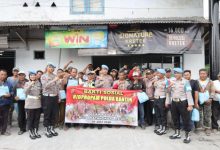 Bidprogram Polda Banten menggelar bakti sosial berupa menyalurkan bantuan. Foto Daeng Yusvin