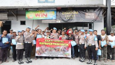 Bidprogram Polda Banten menggelar bakti sosial berupa menyalurkan bantuan. Foto Daeng Yusvin