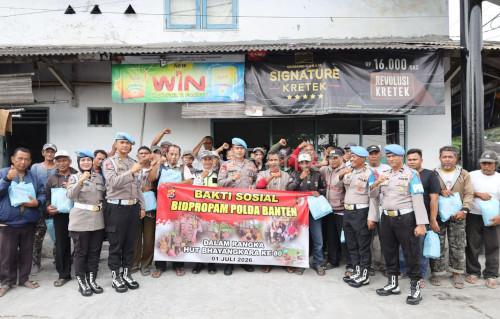 Bidprogram Polda Banten menggelar bakti sosial berupa menyalurkan bantuan. Foto Daeng Yusvin