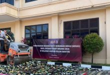 Polda Banten memusnahkan 7.733 botol miras. Foto Antara