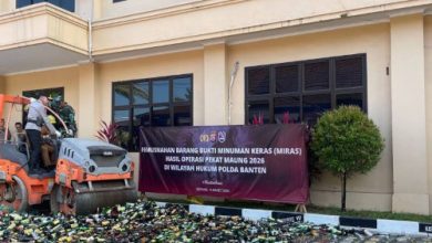 Polda Banten memusnahkan 7.733 botol miras. Foto Antara