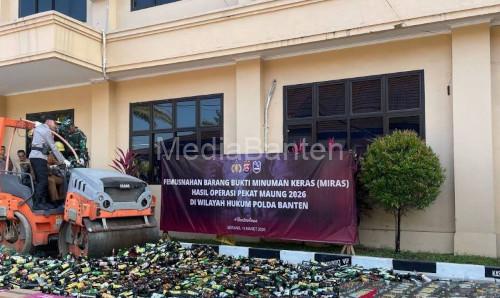 Polda Banten memusnahkan 7.733 botol miras. Foto Antara