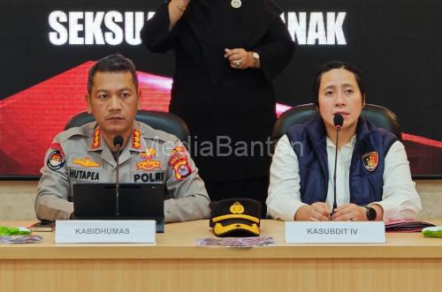 Kabidhumas Polda Banten, Kombes Pol Maruli Ahiles Hutapea dan Kasubdit IV Renaka, AKBP Irene Missy. Foto Daeng Yusvin
