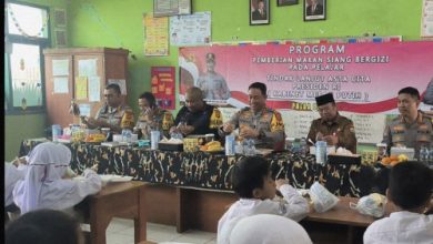 Makan siang bergizi gratis dari Polda Banten. Foto: Antara