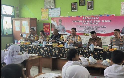 Makan siang bergizi gratis dari Polda Banten. Foto: Antara