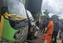 Barang bukti dan pelaku pelaku pencuri mobil pikup. Foto Antara
