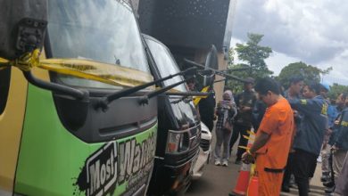 Barang bukti dan pelaku pelaku pencuri mobil pikup. Foto Antara