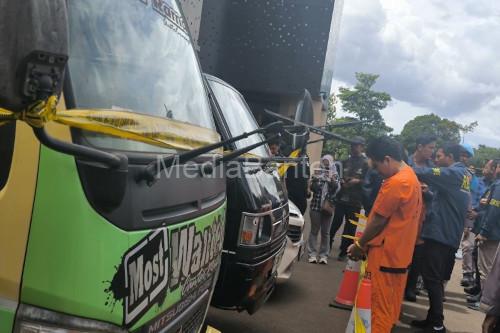 Barang bukti dan pelaku pelaku pencuri mobil pikup. Foto Antara