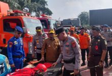 Kapolda Banten, Irjen Pol Hengki dan Gubernur Banten, Andra Soni melihat peralatan pemadam kebakaran. Foto Antara