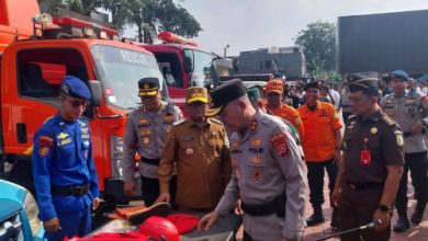 Kapolda Banten, Irjen Pol Hengki dan Gubernur Banten, Andra Soni melihat peralatan pemadam kebakaran. Foto Antara