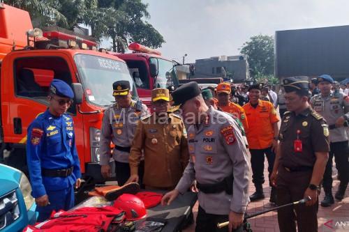Kapolda Banten, Irjen Pol Hengki dan Gubernur Banten, Andra Soni melihat peralatan pemadam kebakaran. Foto Antara
