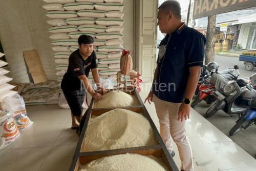Pengawasan toko beras oleh Polda Banten. Foto: Antara