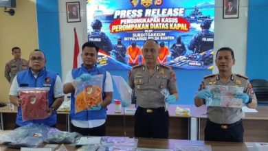 Polda Banten menggelar konfernsi pers perampoakan suku cadang kapal. Foto Antara