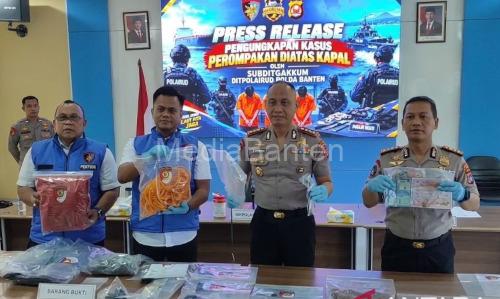 Polda Banten menggelar konfernsi pers perampoakan suku cadang kapal. Foto Antara